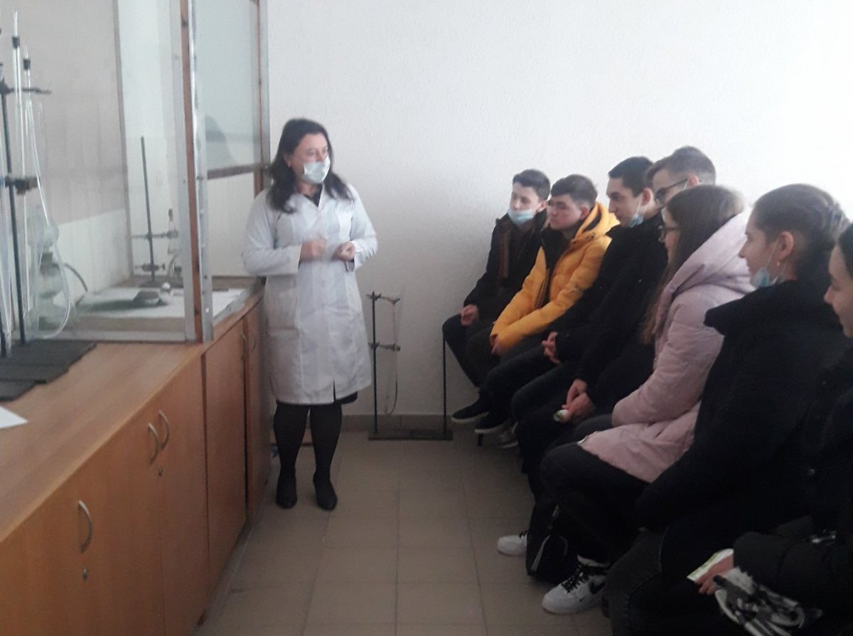 Хімічні досліди демонструє доц. Г.М. Тулайдан
